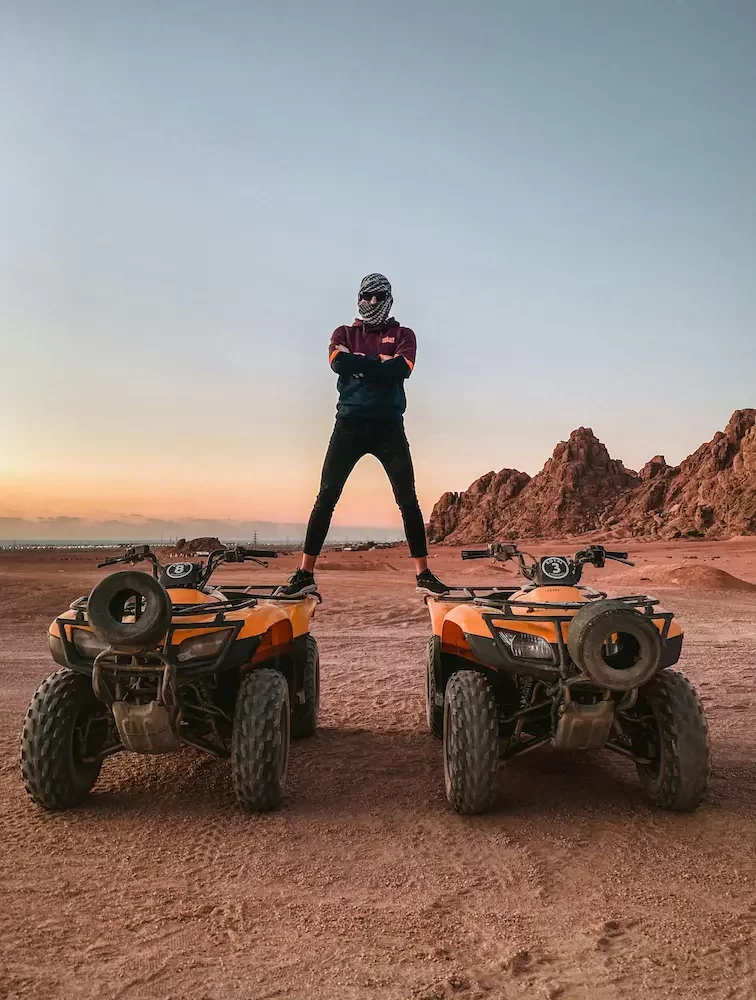 Excursión en Quad en Hurgada y Safari en el Desierto: participante disfrutando de la conducción de un quad por las dunas del desierto.
