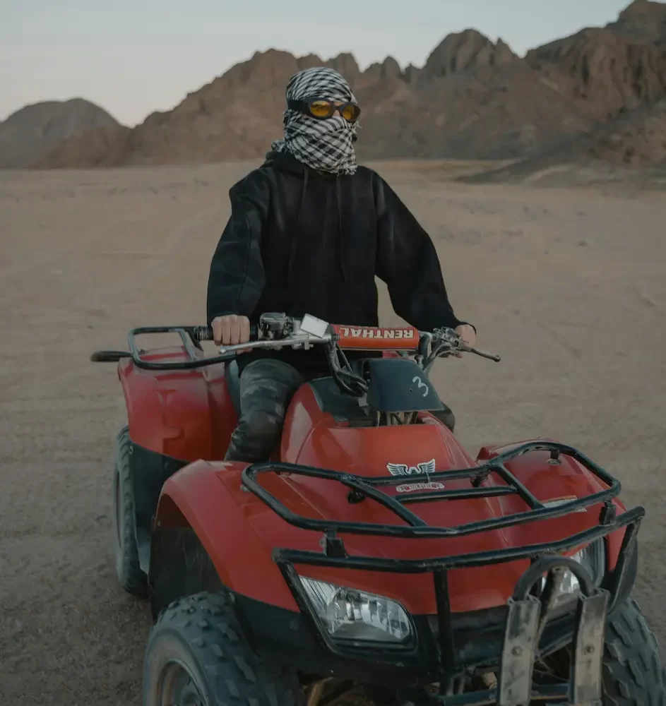Excursión en Quad en Hurgada y Safari en el Desierto: grupo de viajeros conduciendo quads por el desierto de Hurghada.