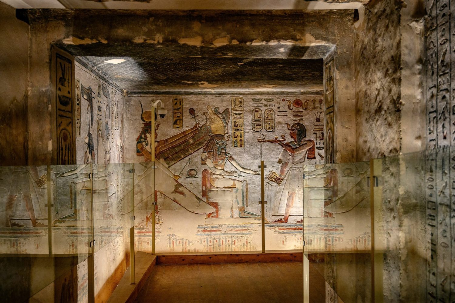 Viaje a Egipto por los Oasis y el Desierto Blanco de Gran Lujo: 10 Días – Imagen del Valle de los Reyes, mostrando las tumbas de los faraones y su importancia histórica en Luxor.