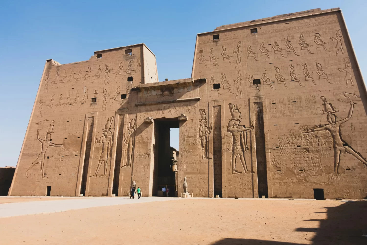 Viaje a Egipto Magnífico y Mar Rojo: 11 Días – Templo de Edfu, dedicado al dios Horus, uno de los templos faraónicos más importantes incluidos en el crucero por el Nilo.