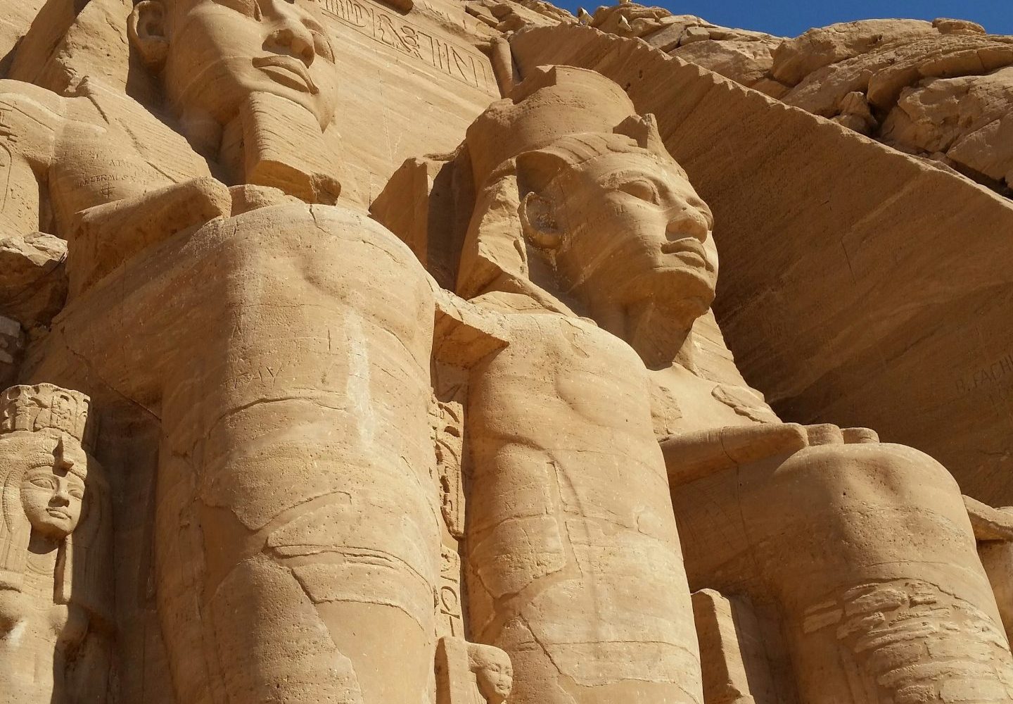 Viaje a Luxor y Abu Simbel con vista a los dos colosos del Templo de Abu Simbel en la entrada principal, esculpidos en honor a Ramsés II.