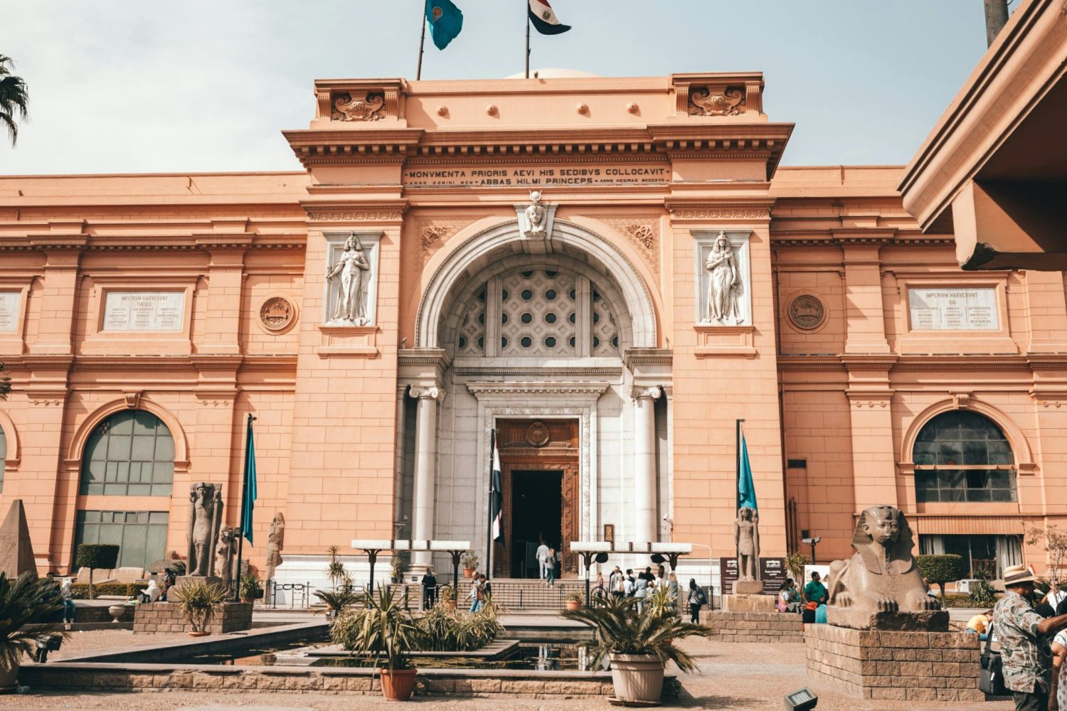 Fachada principal del Museo Egipcio de la Plaza Tahrir en El Cairo, visitada durante la Excursión a El Cairo desde Luxor por 3 Días, mostrando su arquitectura neoclásica y su relevancia histórica.