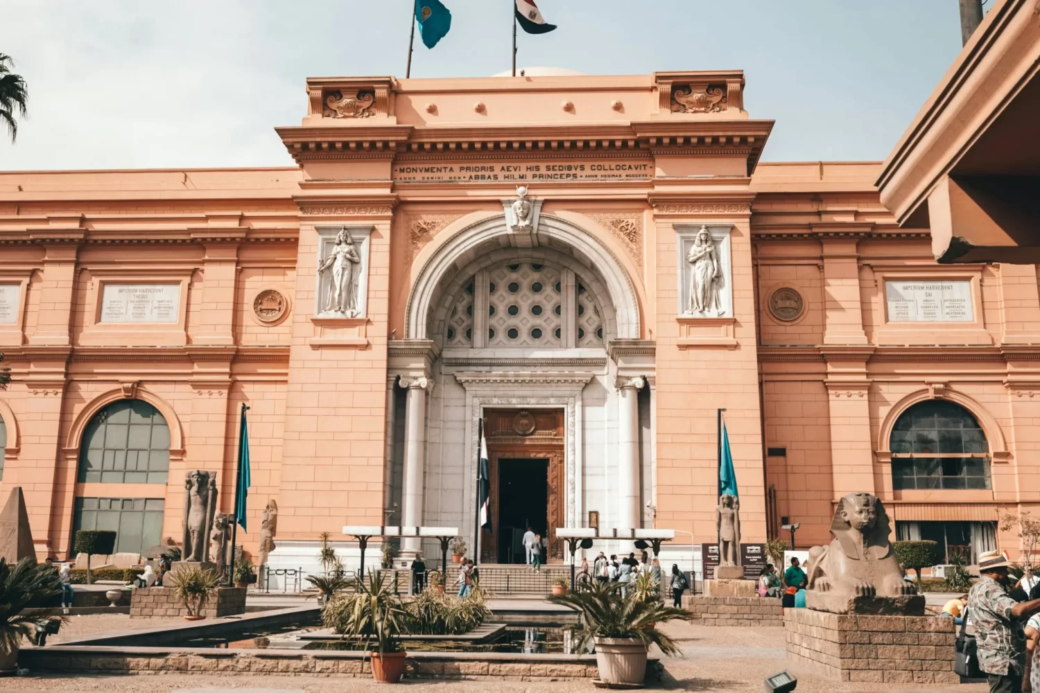 Tour Privado a Abu Simbel y El Cairo desde Luxor – Vista exterior del Museo Egipcio de El Cairo en Plaza Tahrir