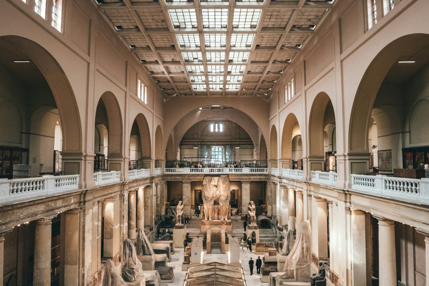 Excursión a El Cairo desde Asuán en un Día: Interior del Museo Egipcio de la Plaza Tahrir con exposiciones de artefactos faraónicos