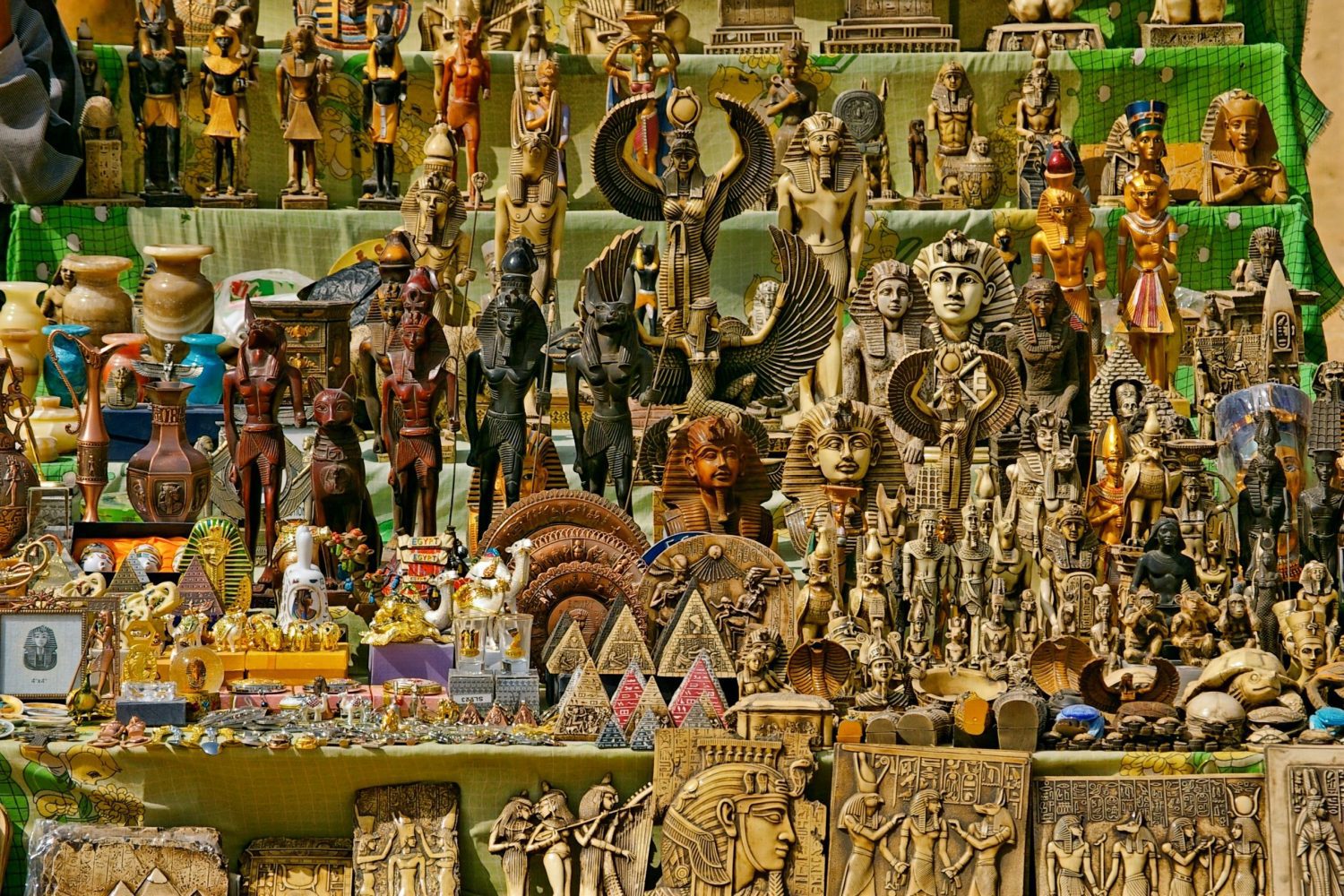 Excursión de 1 Día a El Cairo desde Makadi: Bazar Khan el Khalili, el mercado tradicional más famoso de El Cairo con artesanías y recuerdos auténticos del antiguo Egipto.