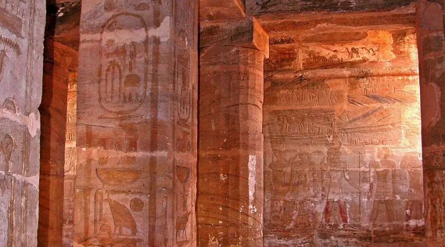 El Templo de Amada en Asuán, vista exterior mostrando su arquitectura histórica en Nubia.