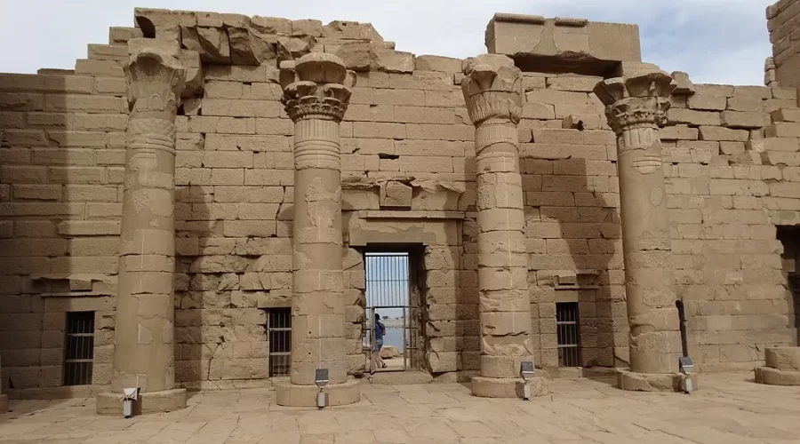 El Templo de Kalabsha en Asuán desde el interior mostrando columnas monumentales y relieves nubios dedicados al dios Mandulis