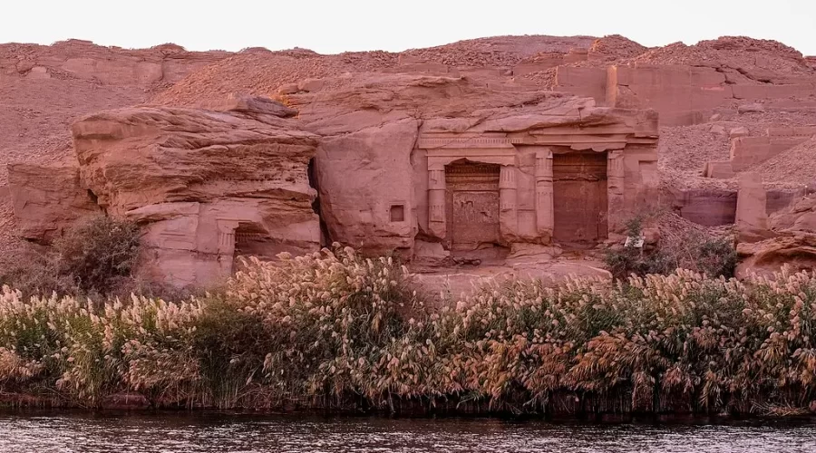 Gebel El Silsila: tumbas talladas en la roca al atardecer