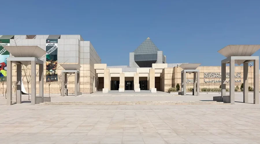 El Museo Nacional de Civilización Egipcia fachada exterior moderna en Fustat El Cairo con vista panorámica al lago Ain Al Sira