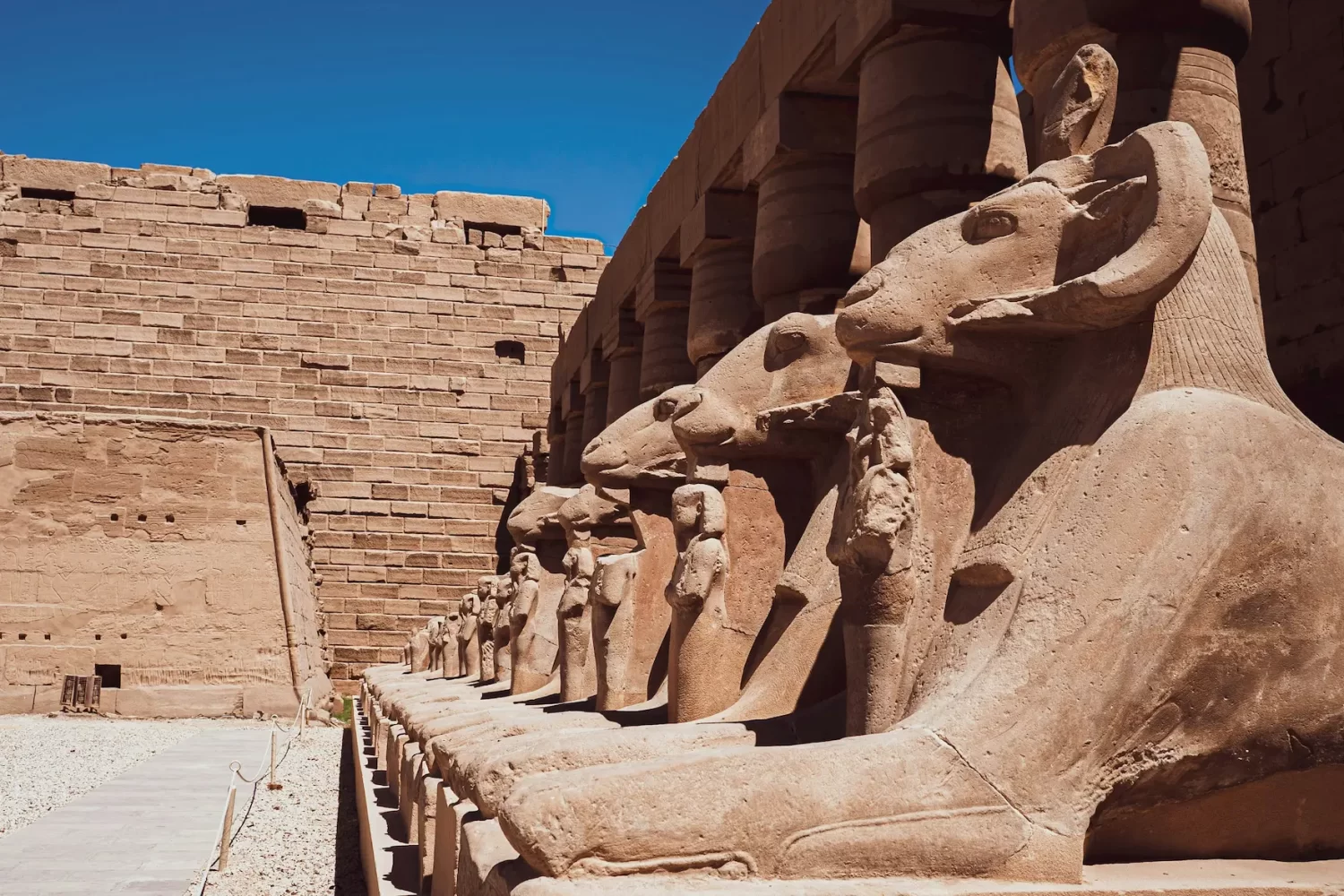 Crucero de Lujo por el Nilo Le Fayan visitando el Templo de Karnak en Luxor, mostrando su arquitectura faraónica y columnatas majestuosas.