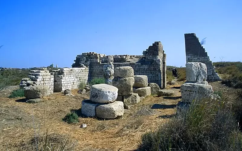 Hermópolis, antigua ciudad sagrada del dios Thot en el Medio Egipto, mostrando restos arqueológicos y estructuras históricas del sitio de El Ashmunein.