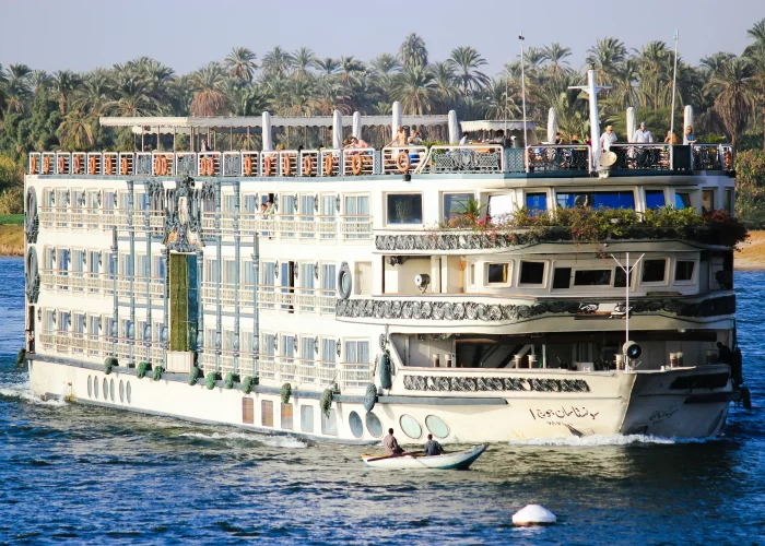 Cruceros por el Nilo: crucero navegando por el río Nilo entre Luxor y Asuán