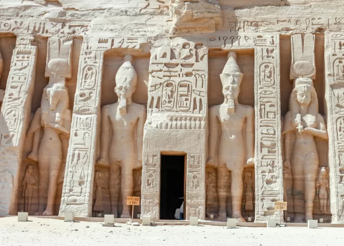 Excursión a Luxor y Abu Simbel desde El Gouna en 2 días: Templo de la Reina Nefertari en el Valle de las Reinas, con relieves y arquitectura faraónica única.