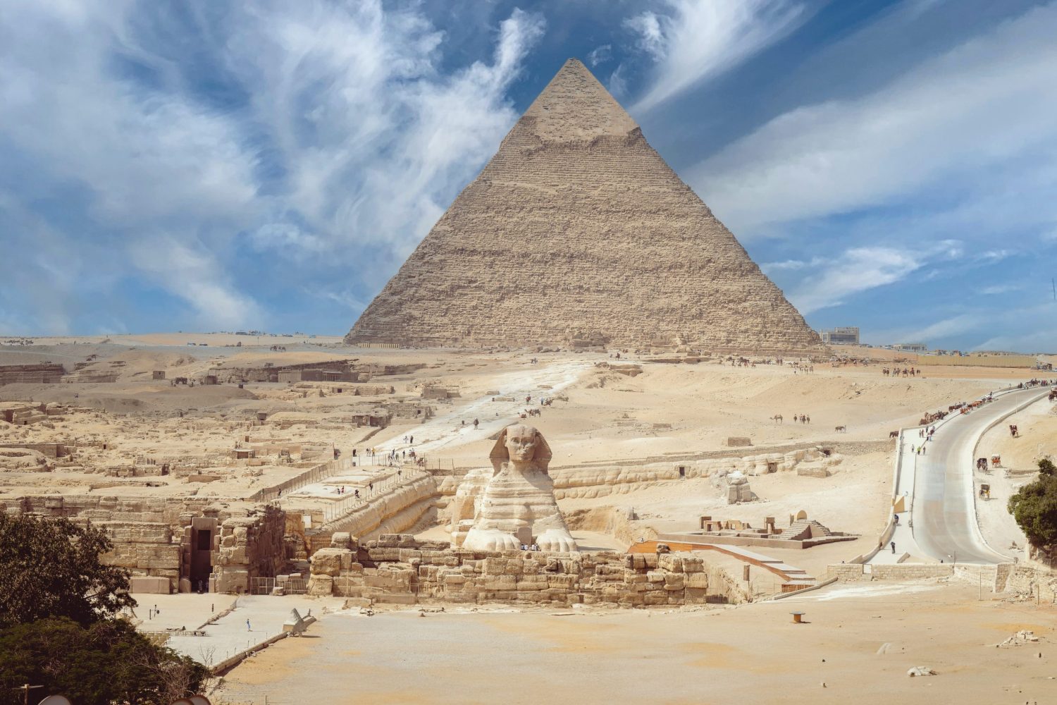 Viaje a El Cairo y Luxor – Abu el Hol y la Gran Pirámide en el desierto bajo un cielo claro