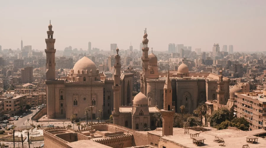 La Ciudad de El Cairo en Egipto es un destino donde historia, cultura y modernidad se encuentran a orillas del río Nilo.