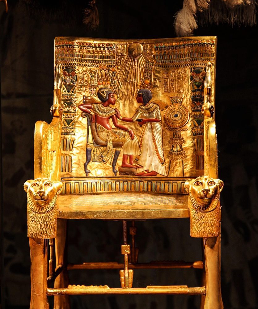 Viaje a El Cairo y Guiza desde Makadi: espléndido trono del faraón en el Gran Museo Egipcio, reflejando el lujo y poder del Antiguo Egipto.