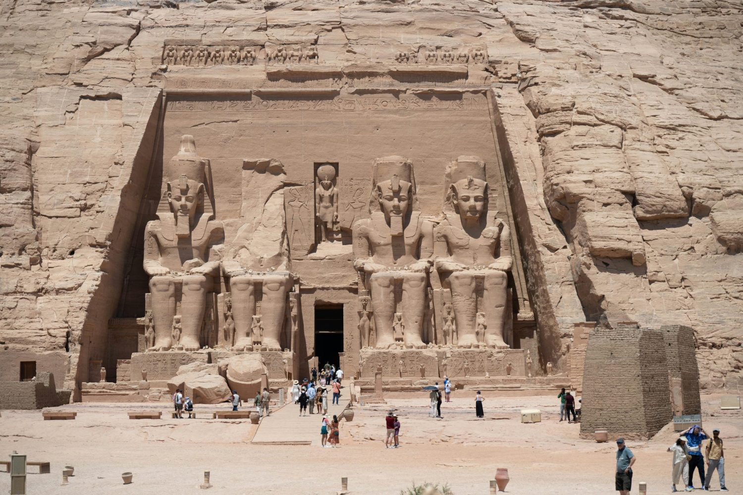 El Crucero por el Nilo de Lujo MS Tulip muestra a Nefertari en Abu Simbel, navegando entre Luxor y Asuán y explorando templos históricos del Alto Egipto.