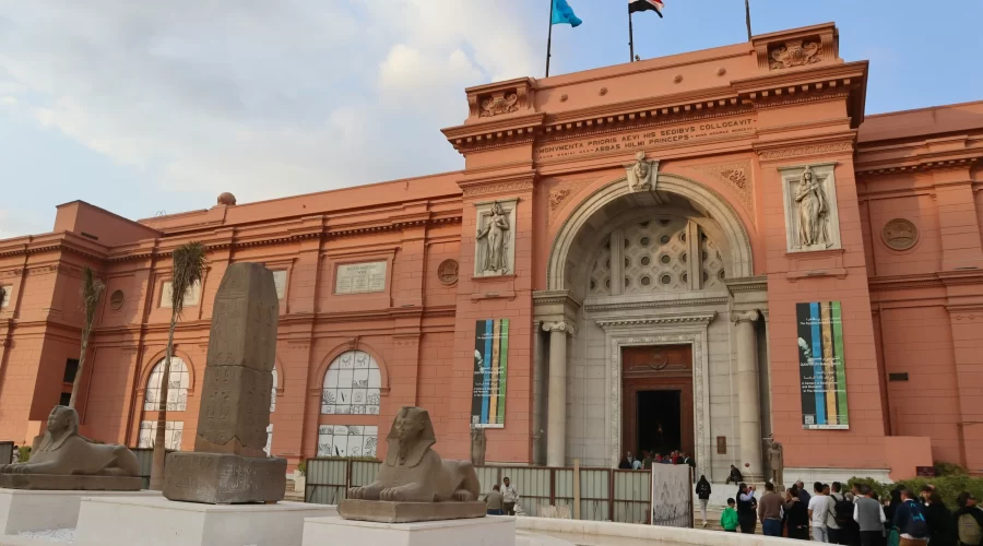 El Museo Egipcio de El Cairo visto desde su fachada principal en Plaza Tahrir, mostrando su diseño neoclásico y su importancia histórica.