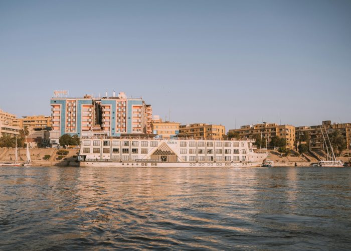 Crucero de 8 Días por el Nilo desde Hurgada navegando por el Nilo junto a la orilla con vistas a los templos y monumentos de Luxor y Asuán.