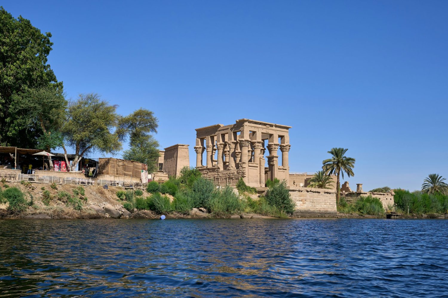 Crucero por el Nilo de Lujo MS Tulip frente al Templo de Filae, mostrando la majestuosidad del santuario dedicado a Isis en Asuán.
