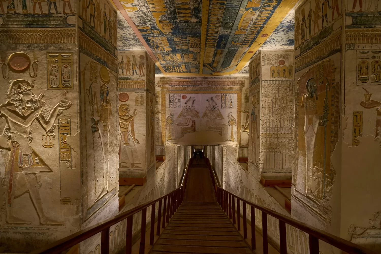 Excursión a Luxor y Abu Simbel desde El Gouna en 2 días: Valle de los Reyes, tumbas faraónicas excavadas en la roca y jeroglíficos antiguos.