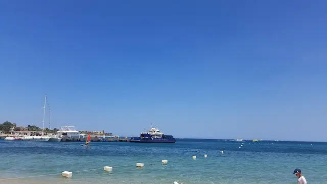 Excursiones desde Bahía de Makadi mostrando un paisaje de playa y mar rojo con aguas cristalinas y naturaleza alrededor
