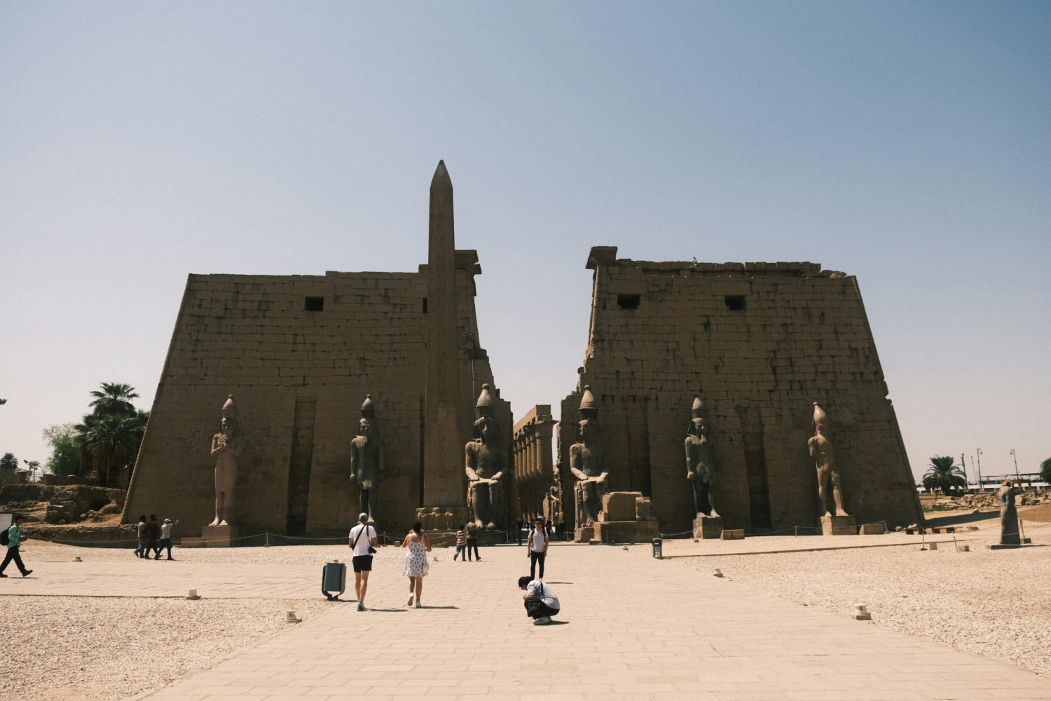Crucero por el Nilo 5 días desde Hurgada con una vista espectacular del Templo de Luxor iluminado al atardecer, mostrando sus columnas y estatuas faraónicas.