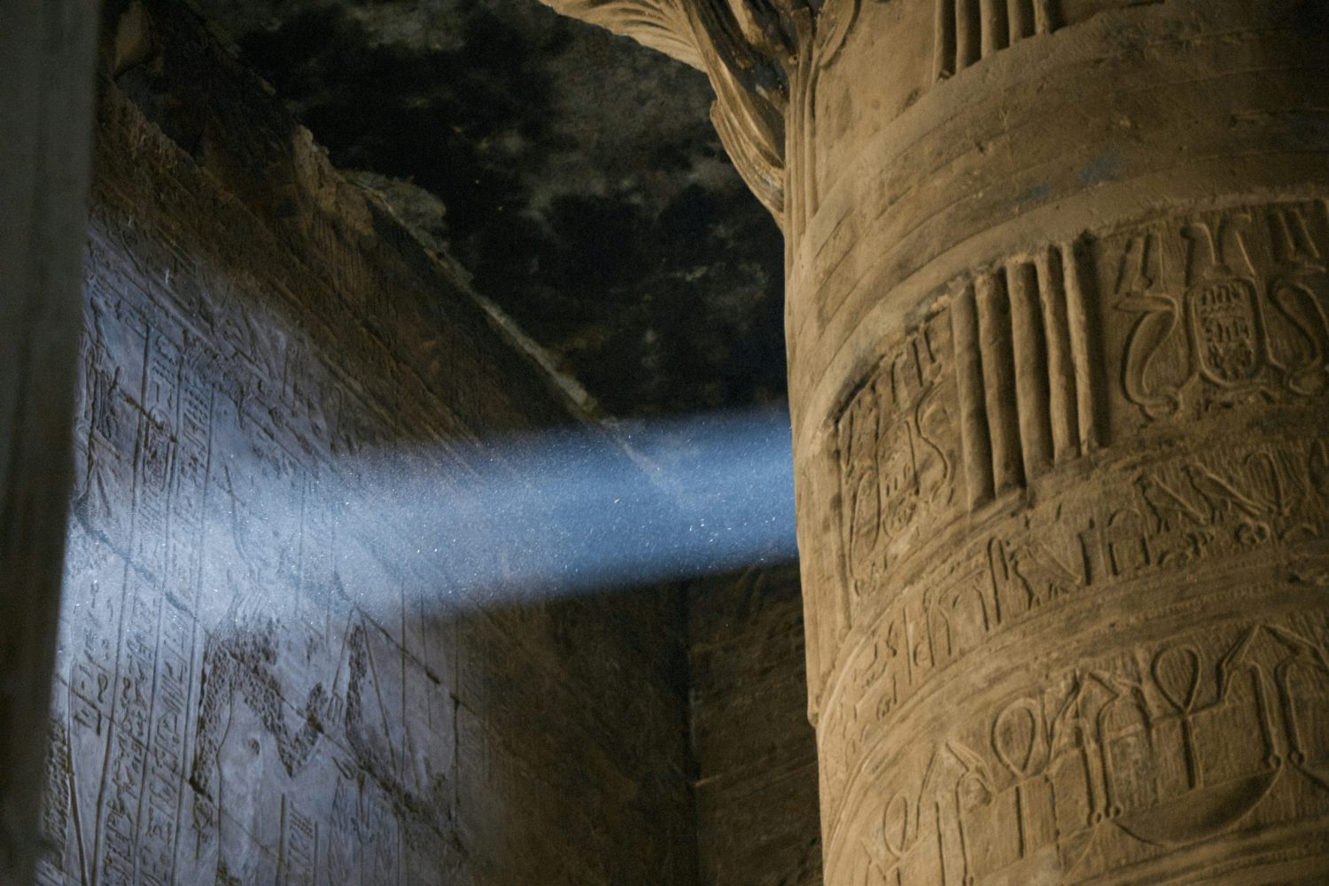 Crucero por el Nilo de Lujo Mövenpick MS Royal Lily – Interior de la Columna del Templo de Edfu Crucero por el Nilo de Lujo Mövenpick MS Royal Lily mostrando el interior del majestuoso columna del Templo de Edfu en el Alto Egipto.