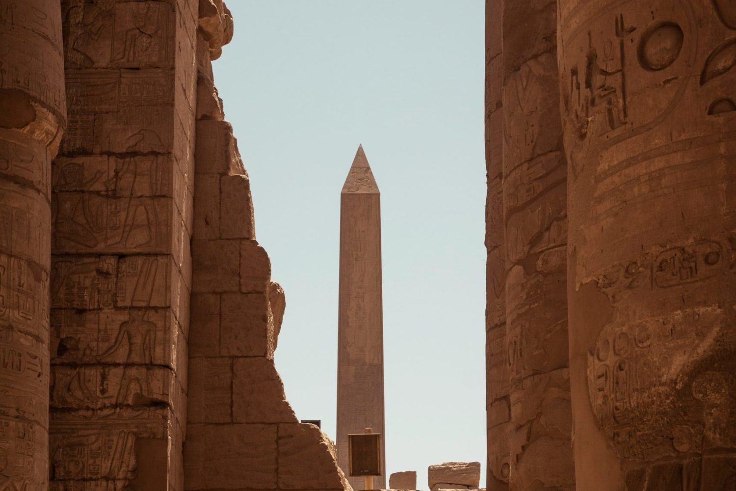 "El Crucero por el Nilo de Lujo MS River Tosca visitando la majestuosa meseta de Luxor y admirando la emblemática esbelta meseta (obelisco) en el Templo de Karnak."