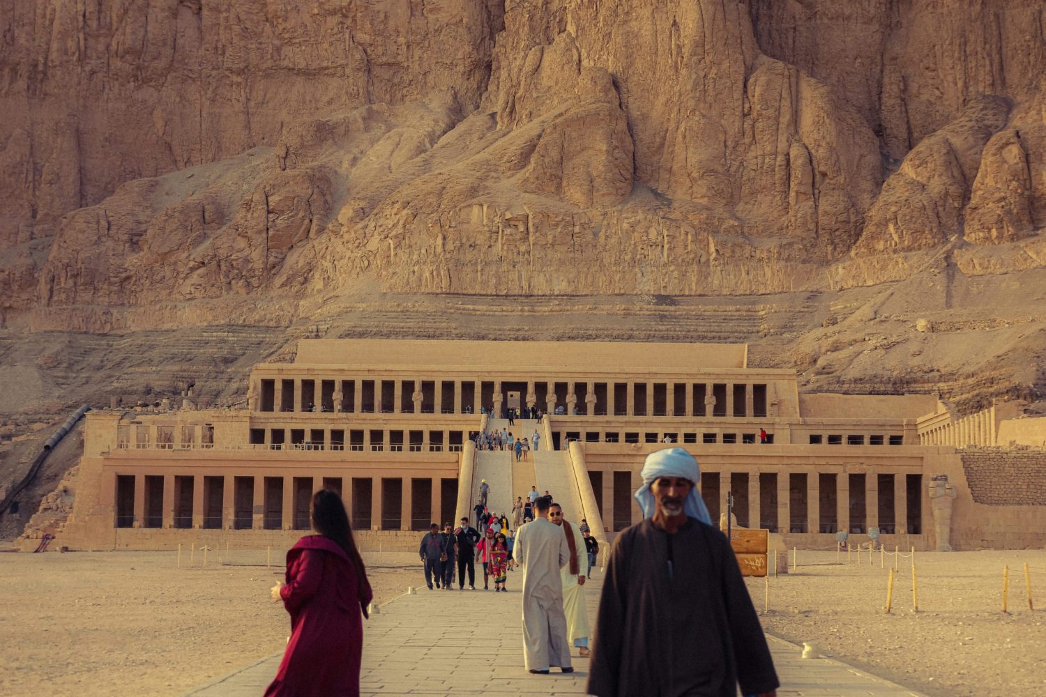 Viaje a El Cairo y Luxor – Templo de Hatshepsut en Luxor entre las montañas del Deir el-Bahari.