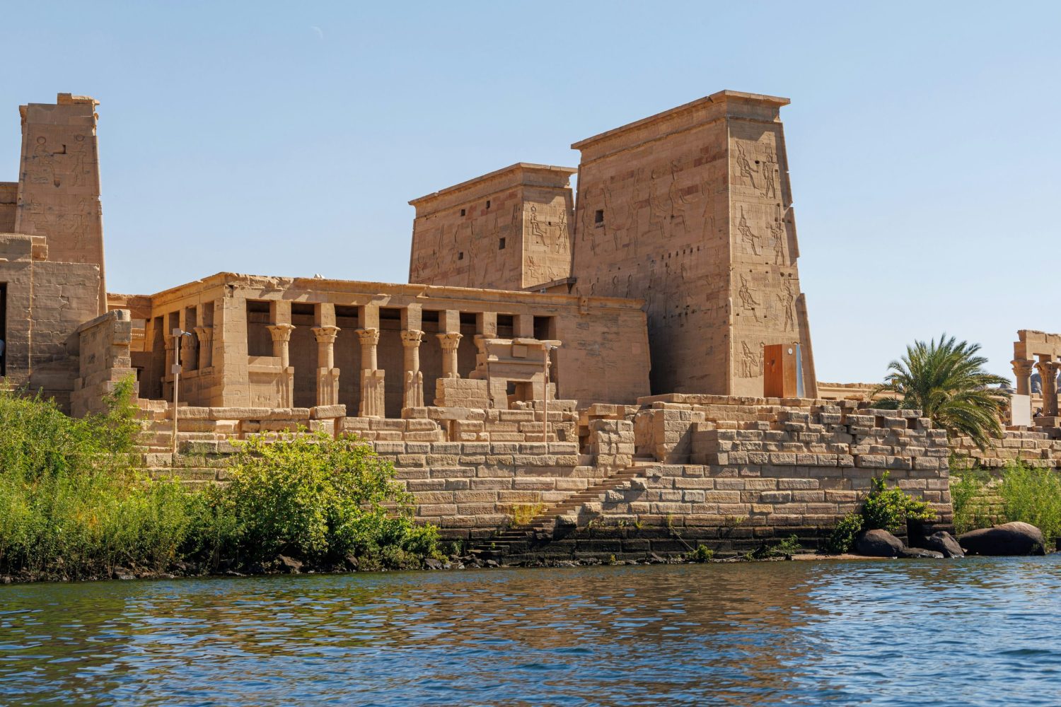 Crucero por el nilo del lujo Mövenpick MS Sun Ray – Templo de Filae en Asuán, dedicado a la diosa Isis, joya arquitectónica del Nilo.