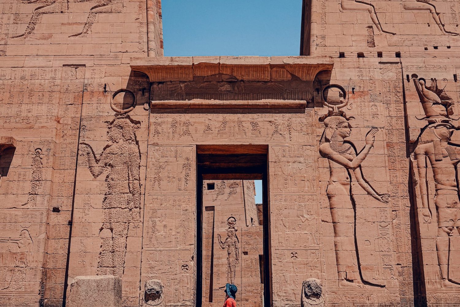 Crucero por el Nilo de Lujo MS Tulip frente al Templo de Edfu, destacando la imponencia del santuario dedicado al dios Horus.