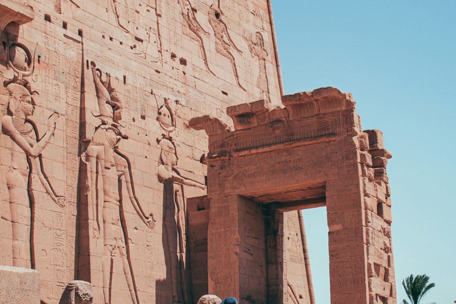 Crucero por el Nilo de Lujo MS River Tosca: navegando entre Luxor y Asuán con templos históricos al fondo