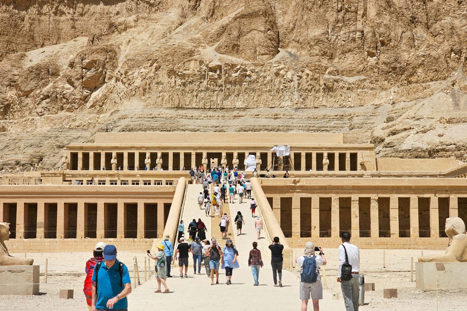 Viaje a Egipto 10 Días: Explora el Templo de Hatshepsut en Luxor durante la Ruta de la Sagrada Familia