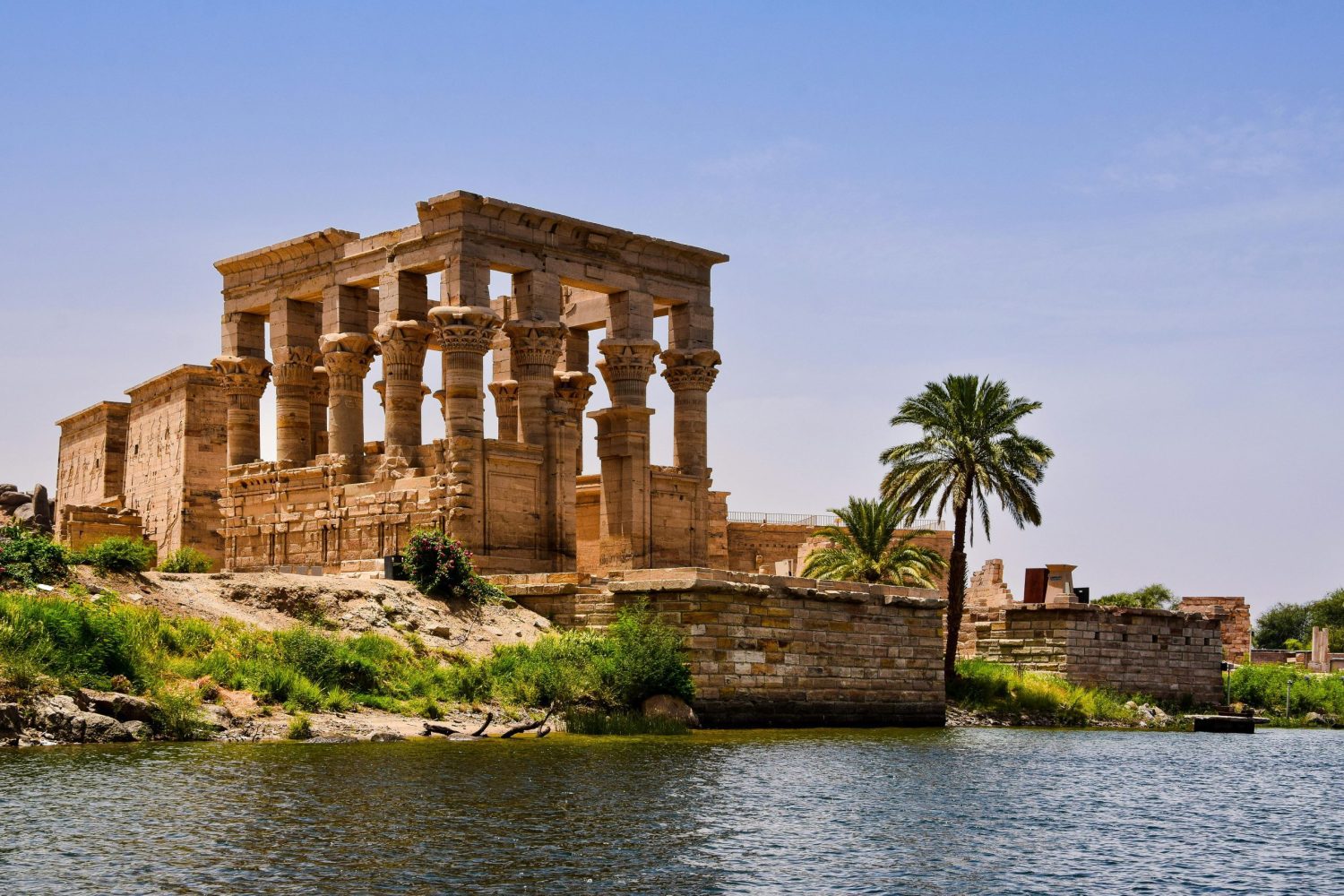 Crucero por el Nilo 5 días desde Hurgada – Templo de Filae sobre las aguas del Nilo en un día soleado