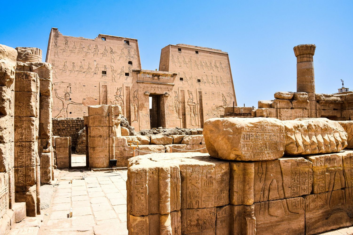 Templo de Edfu en Egipto durante el Crucero de 8 Días por el Nilo desde Hurgada, uno de los templos mejor conservados del Antiguo Egipto.