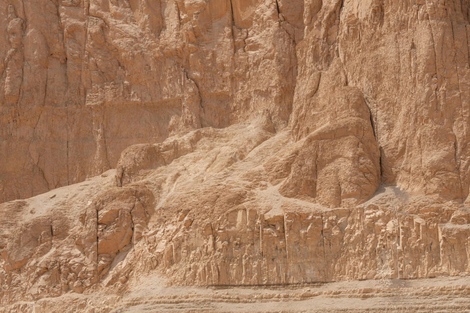 Viaje a Luxor y Asuán: Templo de la Reina Hatshepsut en Luxor, arquitectura tallada en la roca