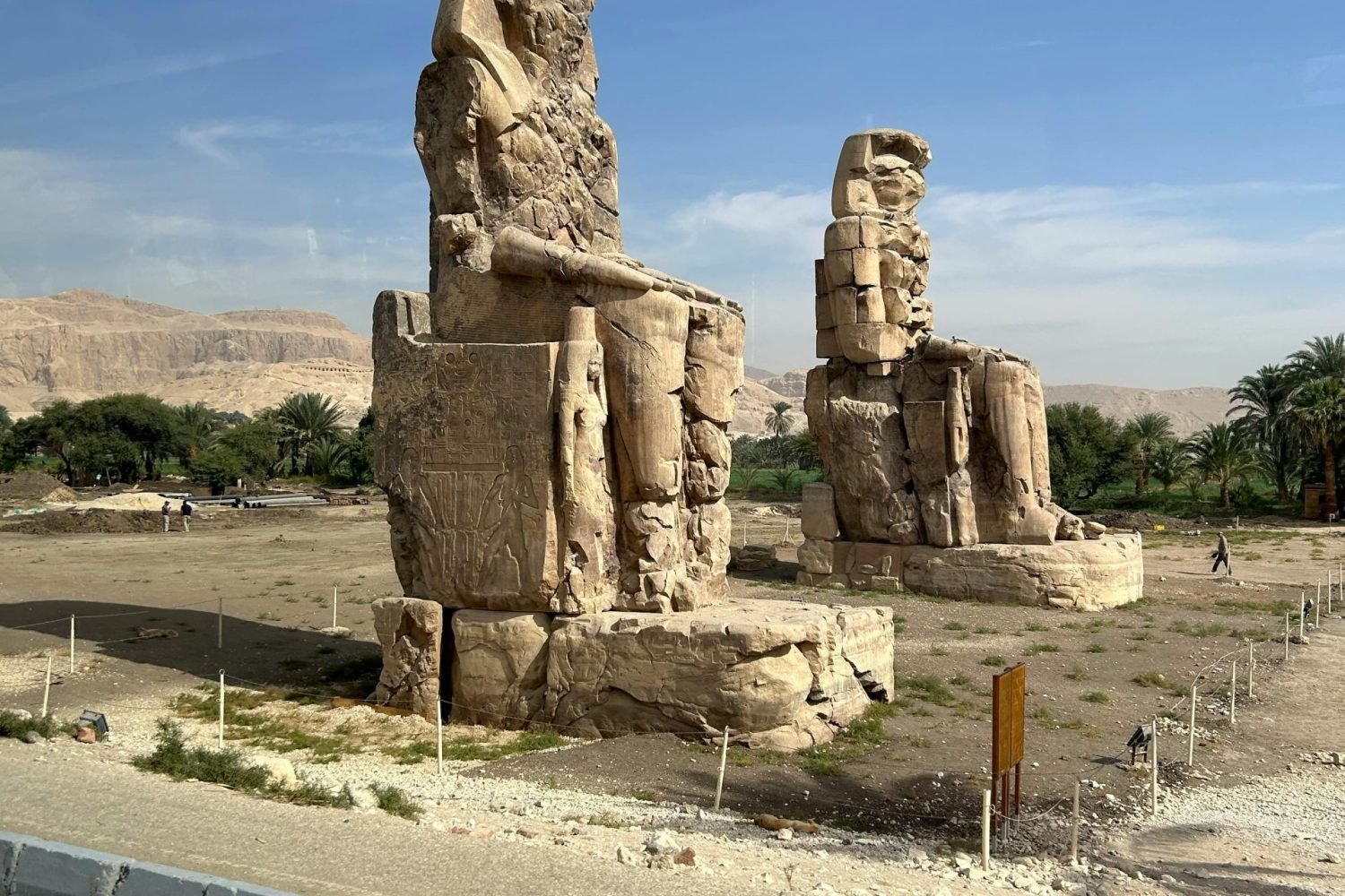 Viaje a Egipto 10 Días: Explora los Colosos de Memnón en Luxor durante la Ruta de la Sagrada Familia