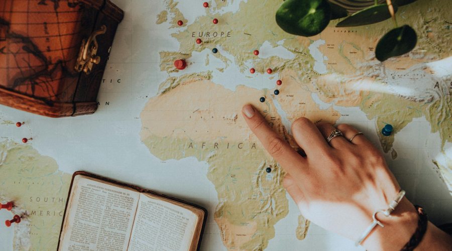 Consejos para Viajar Sola a Egipto: Mujer señalando mapa de Egipto mientras planea su viaje