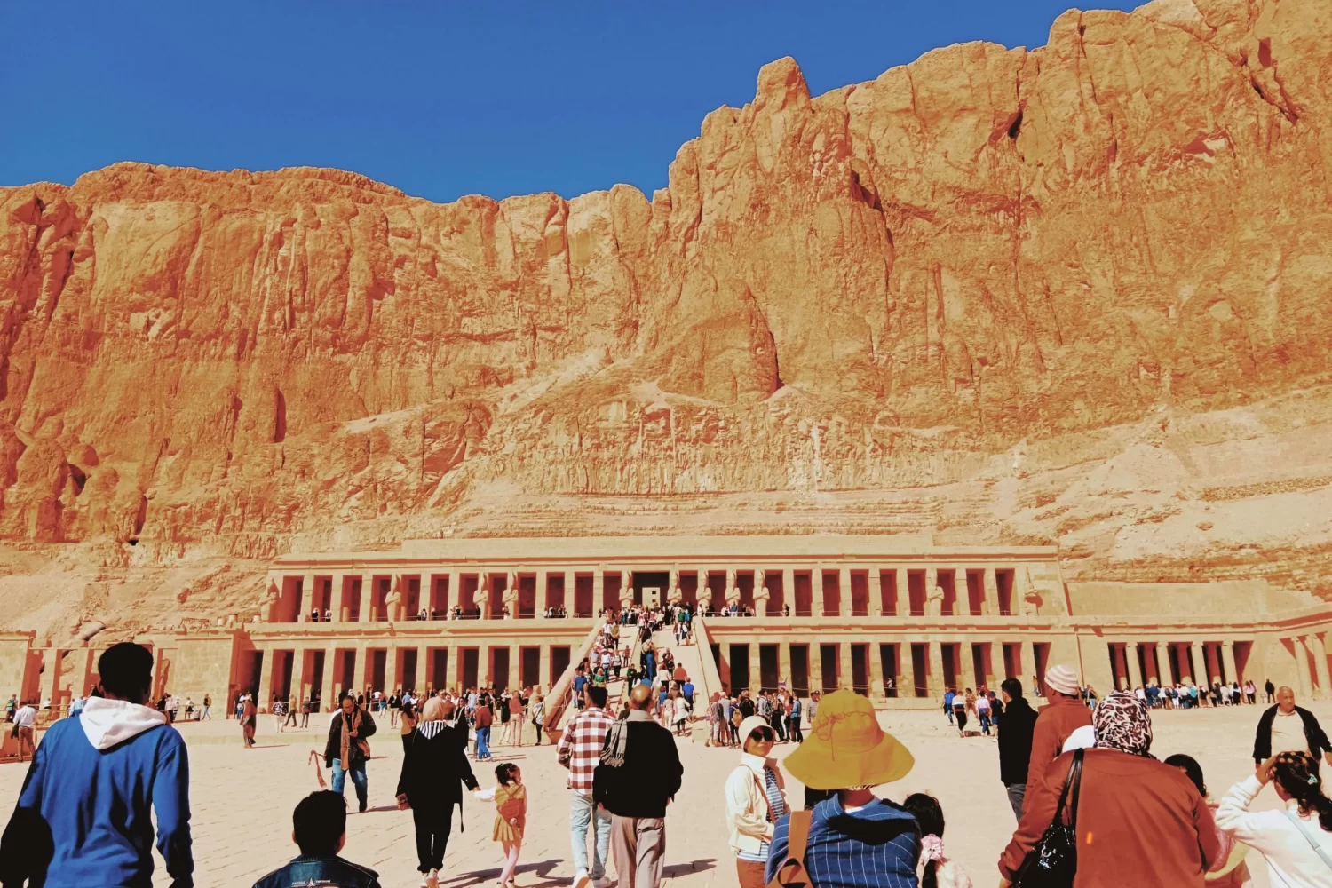 Crucero por el nilo del lujo Mövenpick MS Sun Ray – Templo de Hachepsut en Luxor durante el crucero de lujo por el Nilo