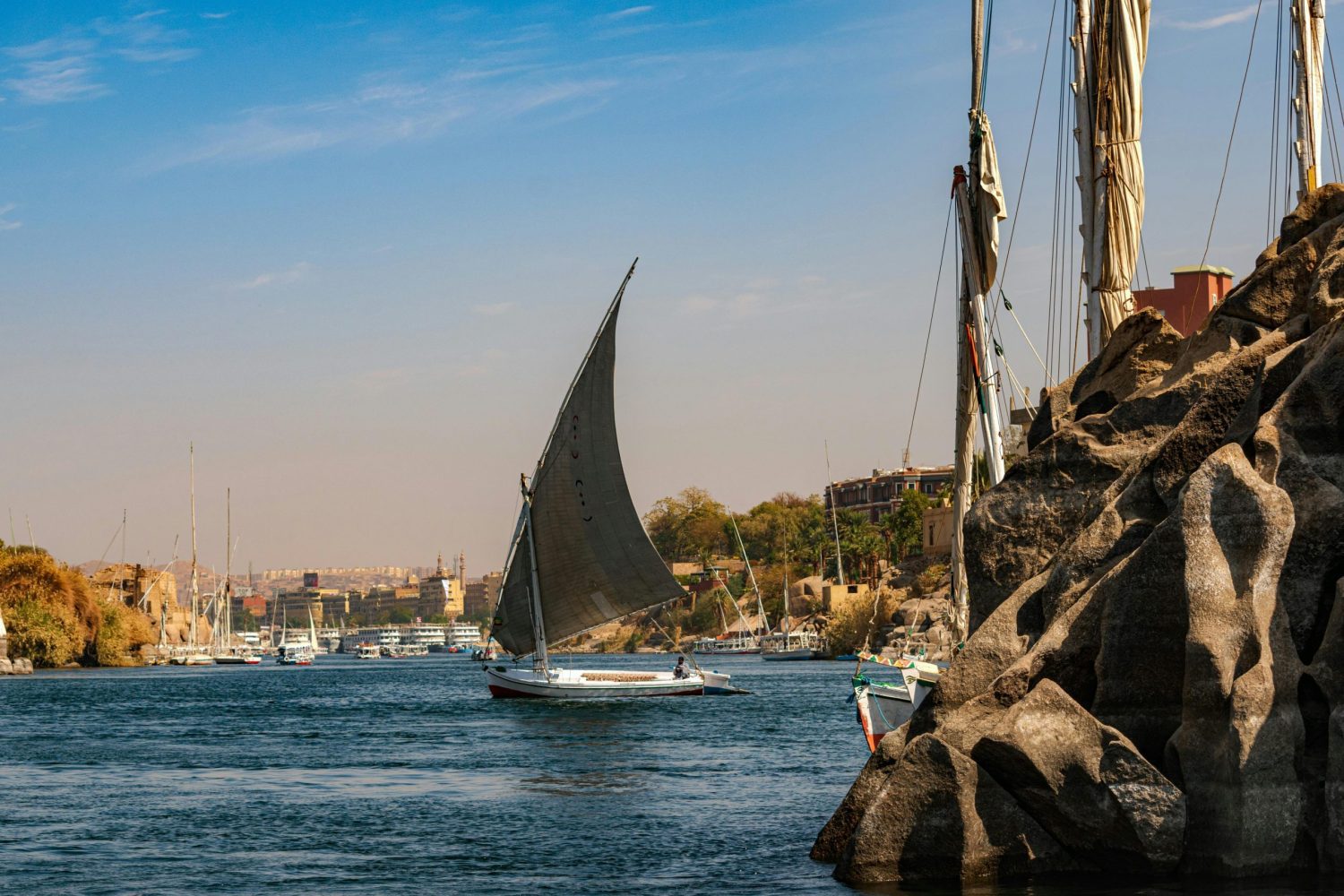 Viaje a Egipto 9 días: Paseo en faluca por el Nilo en Asuán, experiencia tradicional egipcia.