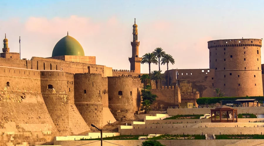 La Ciudadela de Saladino en El Cairo: vista panorámica del exterior de la fortaleza histórica