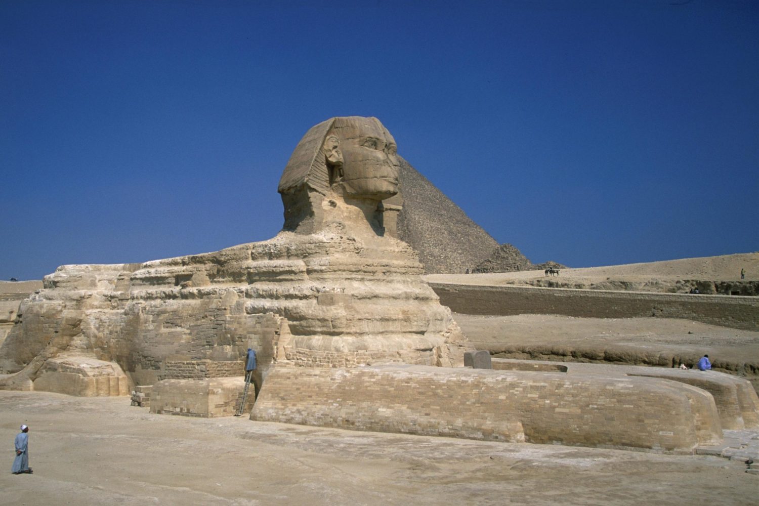 Excursión a Guiza, Saqqara y Menfis desde Makadi: La imponente Gran Esfinge de Guiza, símbolo del antiguo Egipto y sus misterios arqueológicos.