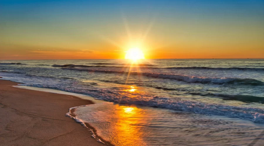 La Mejor Época para Viajar a Egipto en la playa con un hermoso atardecer sobre el Mar Rojo