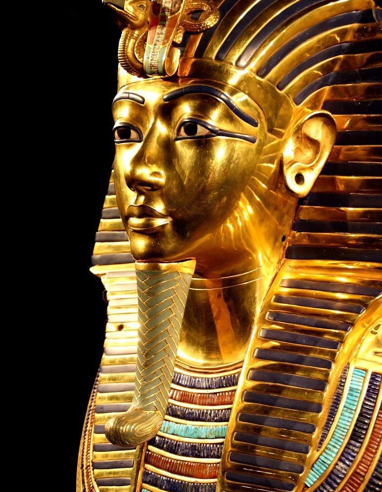 : Excursión de 1 Día a El Cairo desde Makadi: visita el famoso Máscara de Tutankamón, una joya del Gran Museo Egipcio que refleja la riqueza y el arte del antiguo Egipto.