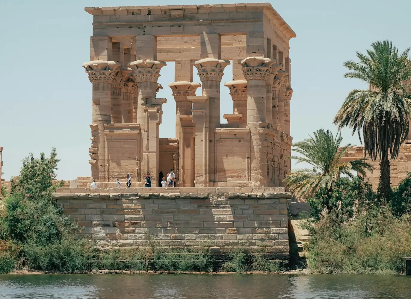 Crucero por el Nilo MS Royal La Terrasse: Vista del Templo de Filae en Asuán, descubriendo la historia y los secretos del Alto Egipto.