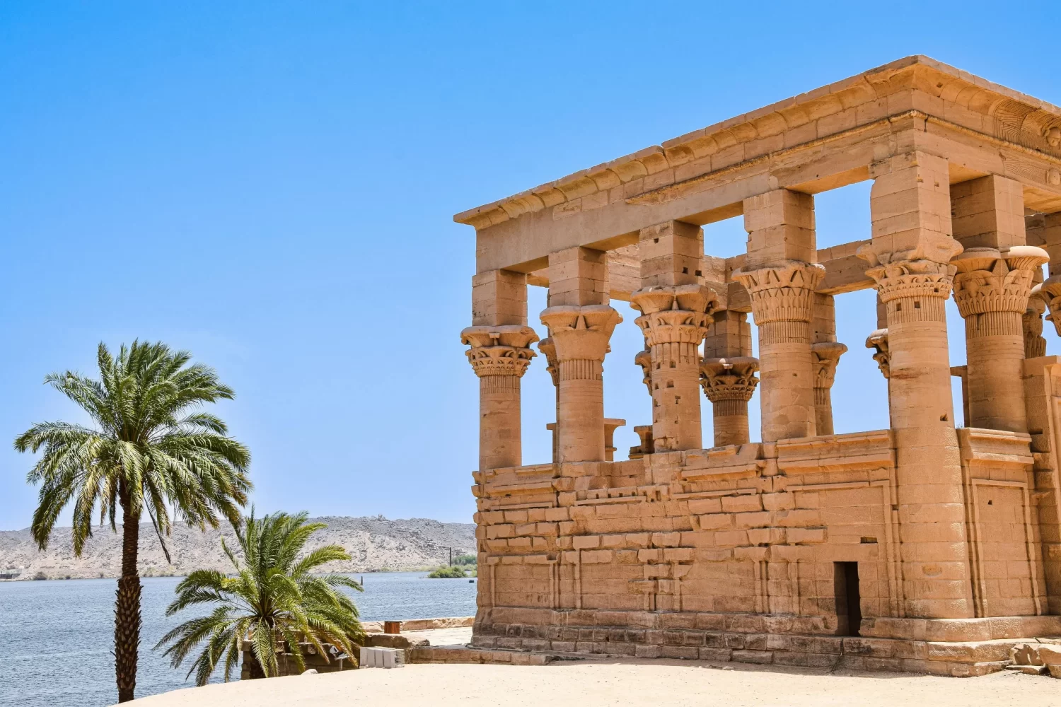 Templo de Filae en Asuán, visitado desde el Crucero por el Nilo Sanctuary Nile Adventurer, mostrando arquitectura ptolemaica y vistas del Nilo