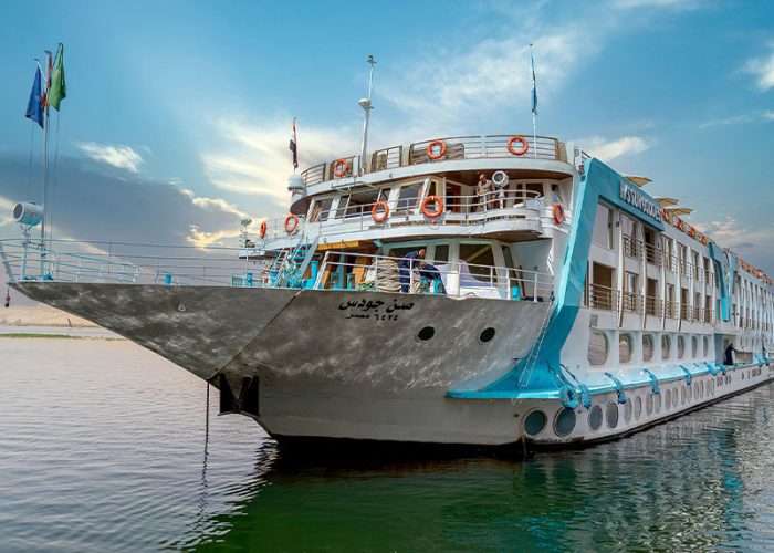 Crucero por el Nilo Sonesta Sun Goddess navegando entre Luxor y Asuán, mostrando sus cubiertas panorámicas y diseño elegante.