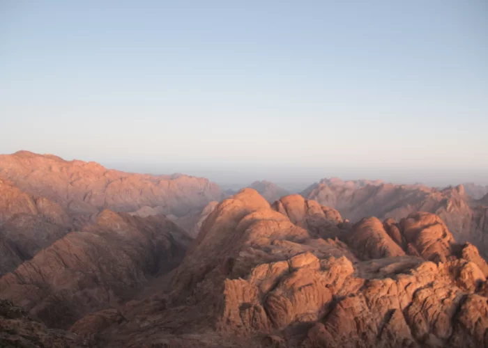 Monte Sinaí al amanecer durante un viaje a Egipto religioso 5-6 días visitando el Monte de Moisés