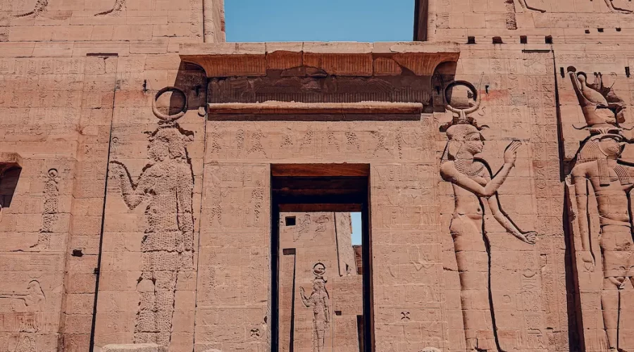 El Templo de Edfu: Vista aérea del Templo de Horus en Edfu mostrando patios, columnas hipostilas y relieves faraónicos